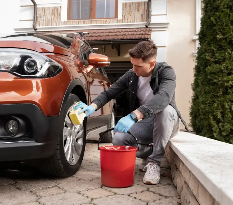 Lavage auto à domicile Camaret-sur-Aigues : professionnel intervenant sur un véhicule